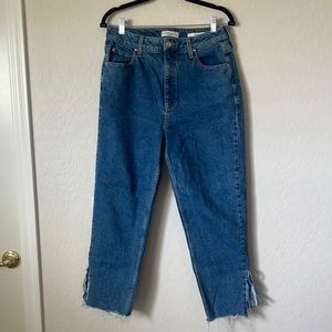GUESS MOM JEAN High-Rise Slit raw hem mom jeans. Size 30